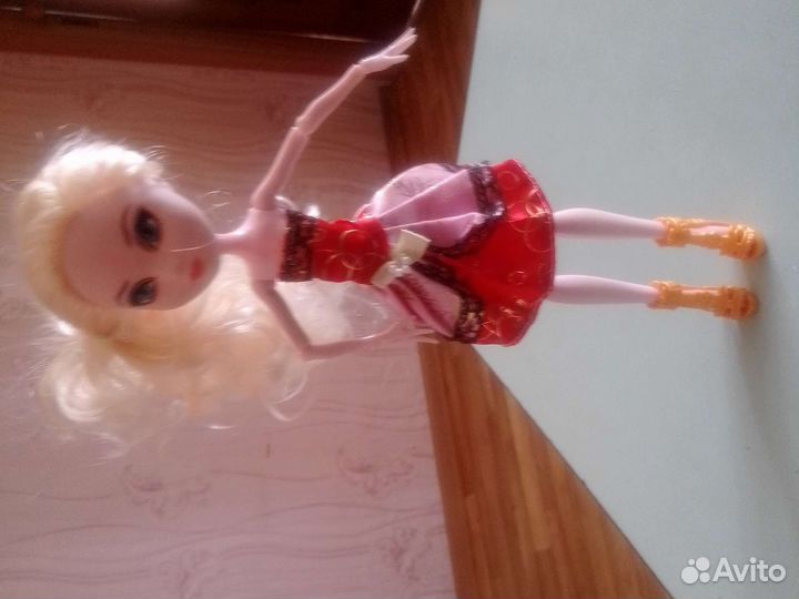 Две куклы Эвер автер хай:Рэйвен Квин и Эппл Уайт