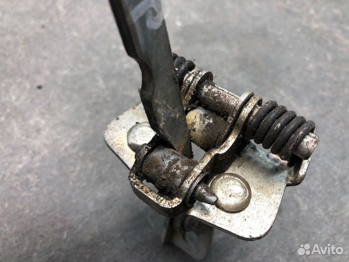 Ограничитель двери задний левый Renault Logan 2 L8