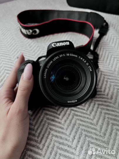 Зеркальный фотоаппарат Canon EOS 77D