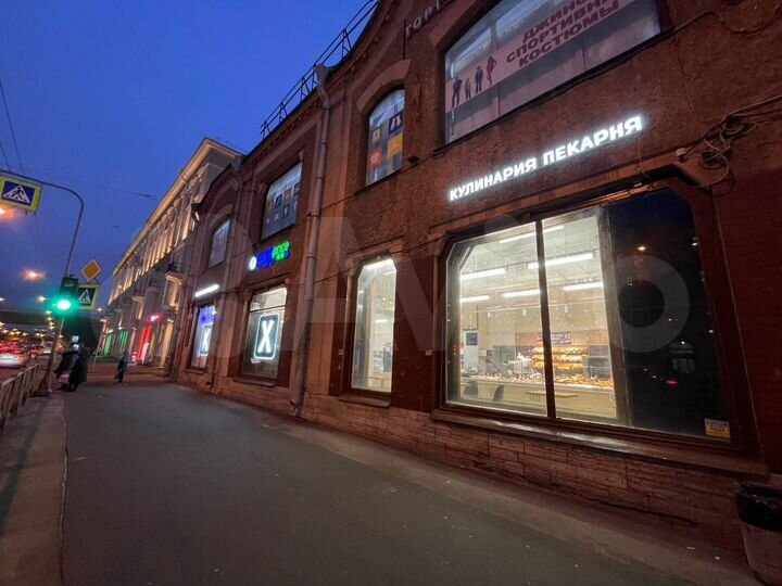 Угловое, проходное, 10 витрин, 100 квт