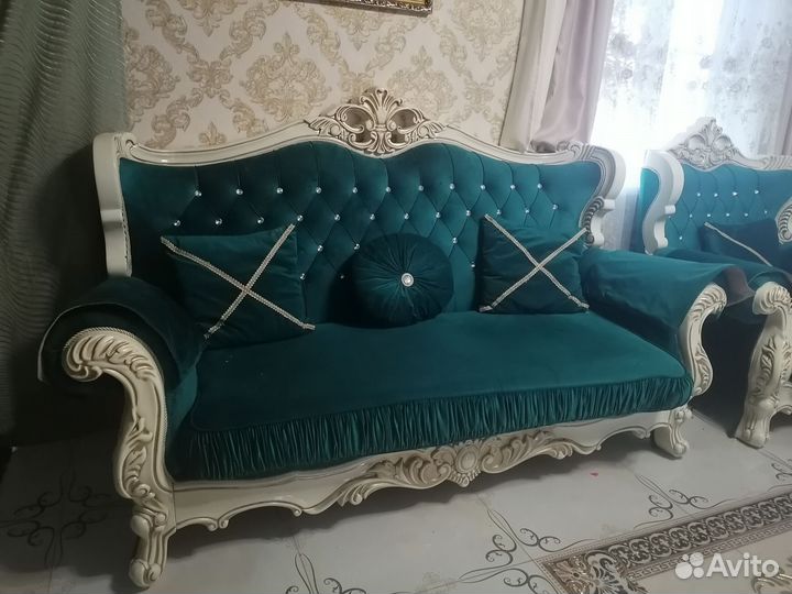 Диван с двумя креслами