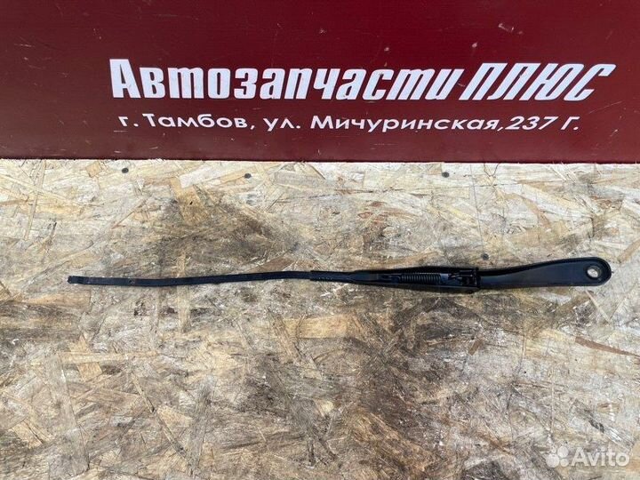 Поводок дворника передний правый Renault Logan