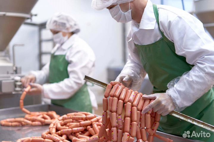 Вахтовый рабочий, укладывающий готовую продукцию
