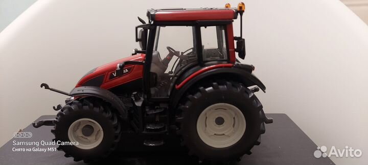 Трактор 1/32 Valtra universal hobbies