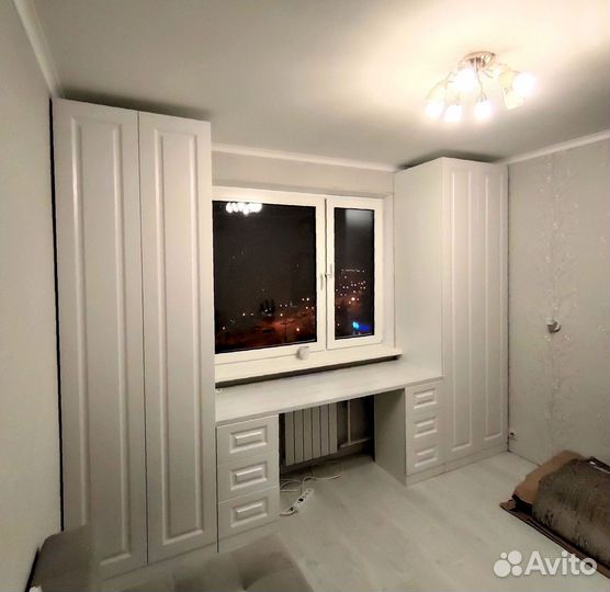 Рабочая зона: шкаф, стеллаж, стол, полки