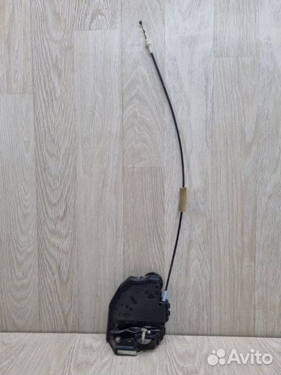 Замок двери задний правый Toyota Corolla E150