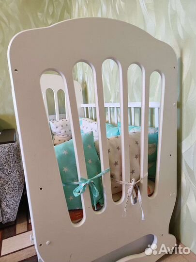 Детская кроватка с маятником