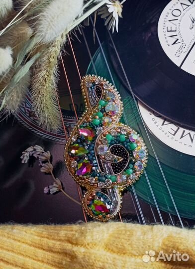 Брошь скрипичный ключ