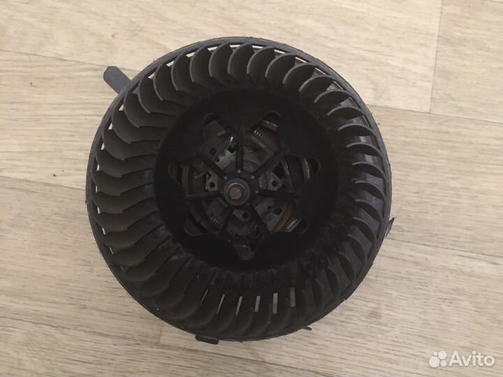 Двигатель отопителя салона на Шкода Суперб