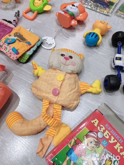 Развивающие игрушки для малышей пакетом