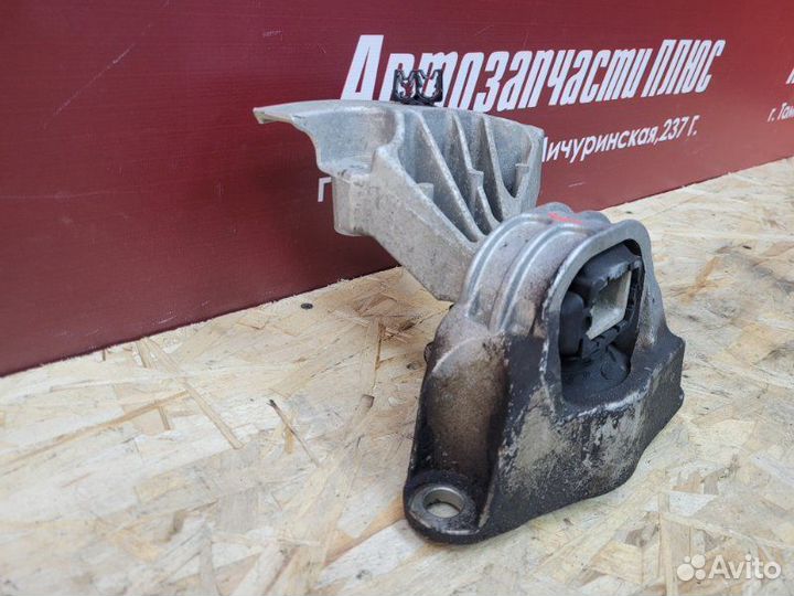 Опора двигателя правая Renault Duster