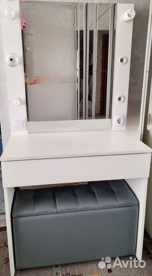 Туалетный столик с зеркалом и подсветкой