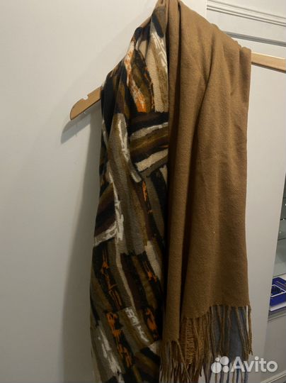 Шарф с брошью