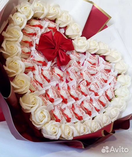 Огромный букет-сердце Раффаэлло не оставит равноду