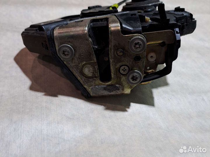 Замок двери задний левый Toyota Premio T240