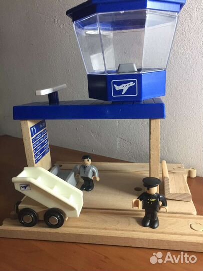 Аэропорт к железной дороге из дерева