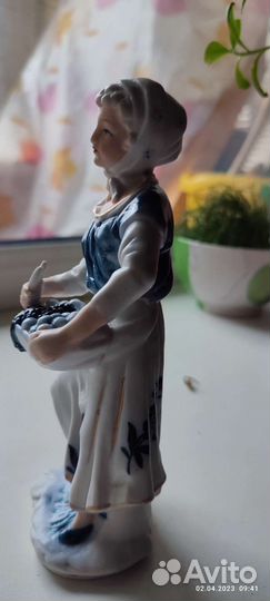 Статуэтка Девушка с фруктами. Европа