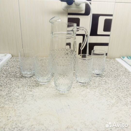 Кувшин и стаканы