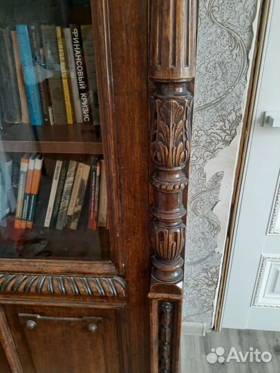 Книжный шкаф старинный