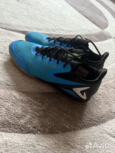 Рубашка, жилет, кроссовки