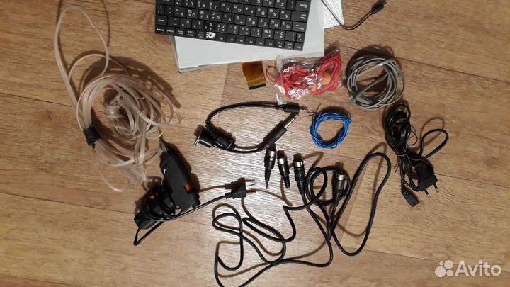 Микронаушники, провода, компютерный хлам