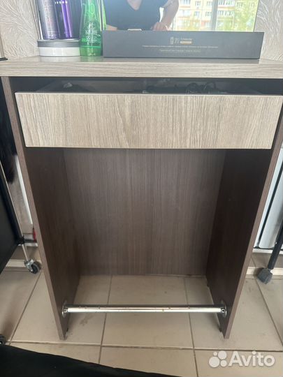 Парикмахерское стол с зеркалами и кресло