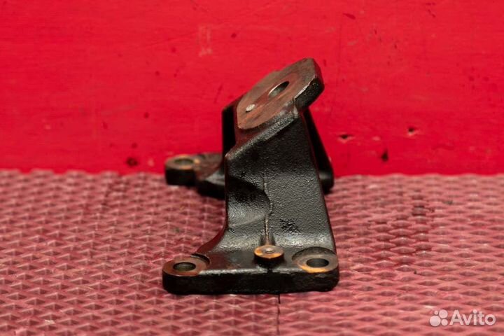 Кронштейн опоры двигателя правый Toyota Land