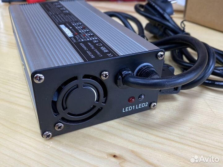 Зарядное устойство 24v lifepo4, li-ion 7-10a 000