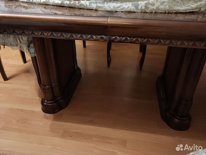 Стол и стулья