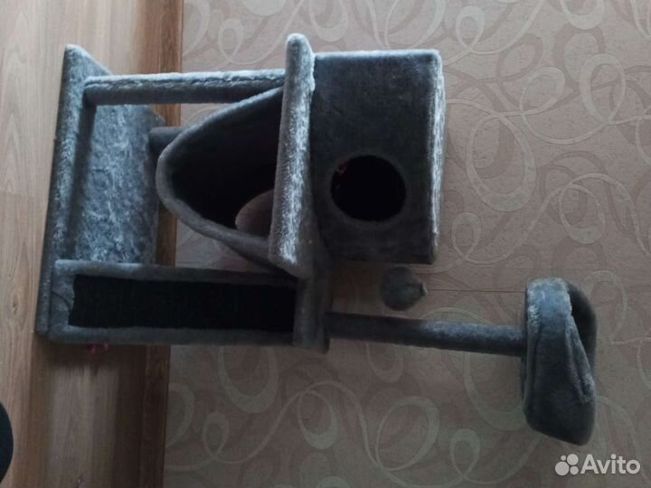 Домик для кошки с когтеточкой бу и с игрушками