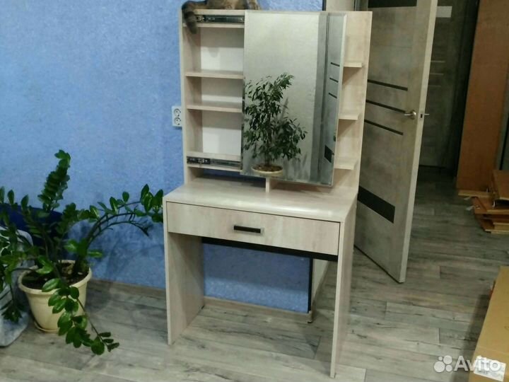 Косметический стол