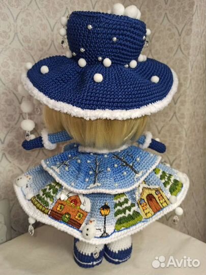 Вязаная интерьерная кукла