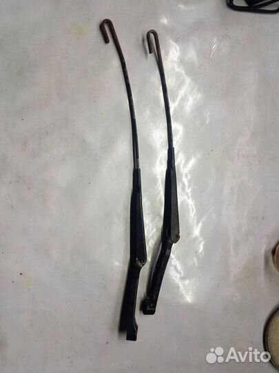 Поводок стеклоочистителя Audi 100 4A2 AAH 1992