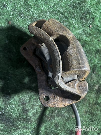 Суппорт передний левый Mitsubishi Space Star