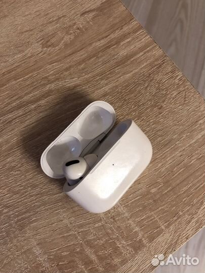 Кейс для airpods pro и левый наушник