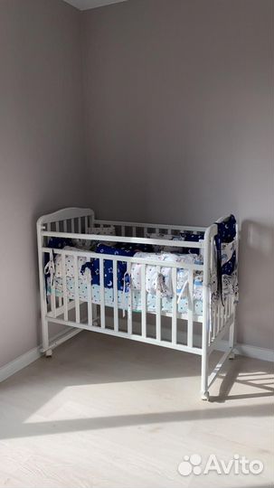 Детская кроватка с маятником