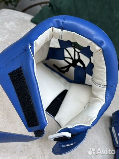 Боксерские перчатки и шлем