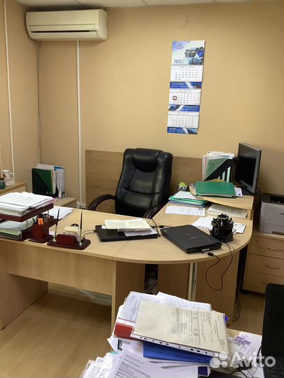 Угловой письменный стол с полками