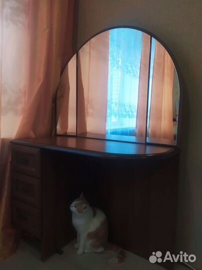 Туалетный столик с зеркалом