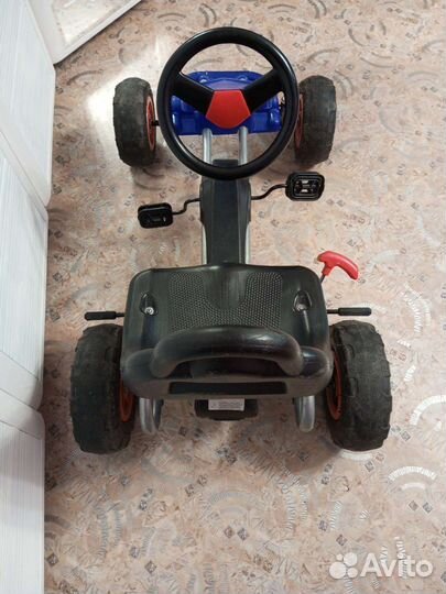 Детская машинка с педалями