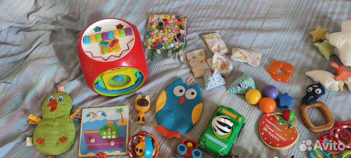 Развивающие игрушки для малышей пакетом