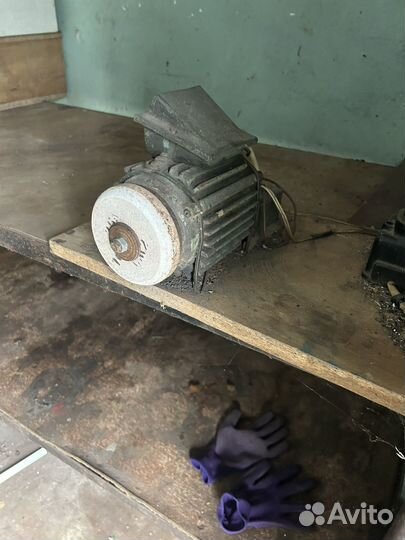 Стеллаж металлический с тисками и карбароном