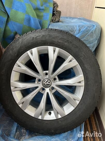 Pirelli Ice Zero 215/65 R17