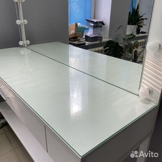 Гримерный туалетный столик (стол доя макияжа)