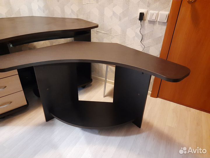 Компьютерный стол угловой с полками новый