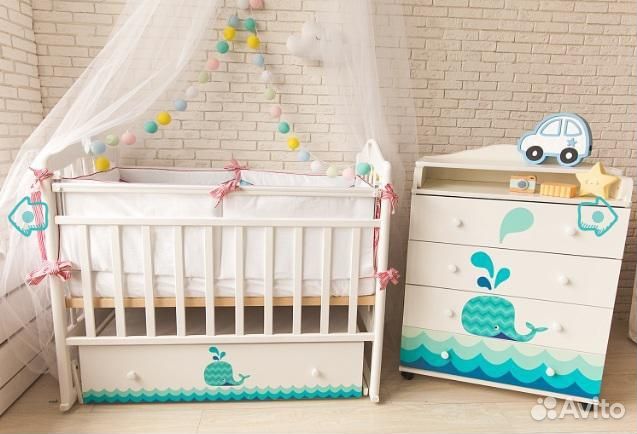 Детская кроватка с маятником и пеленальный комод