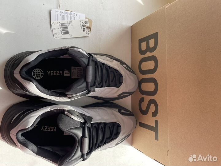 Yeezy Boost 700 mnvn