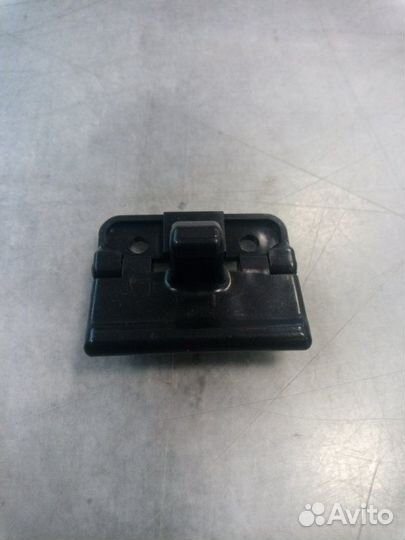 Кнопка - защелка передняя Toyota Land Cruiser 100