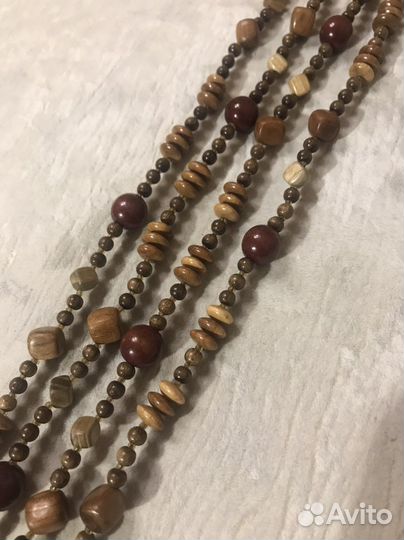 Бусы из можжевельника, лапти керамические