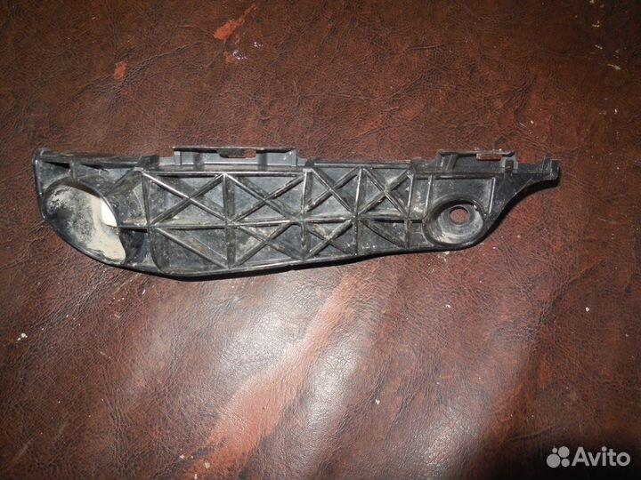 Кронштейн переднего бампера правый Toyota RAV 4